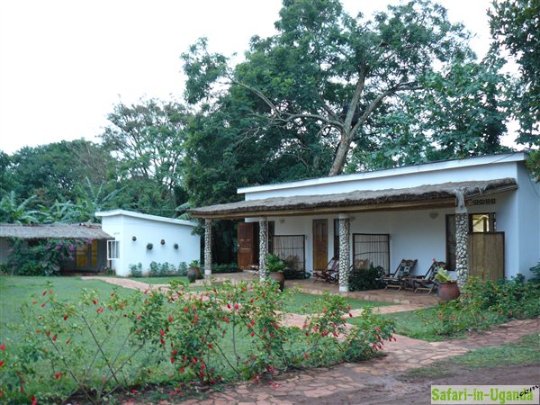 2Friends Guest House, Restaurant & Bar